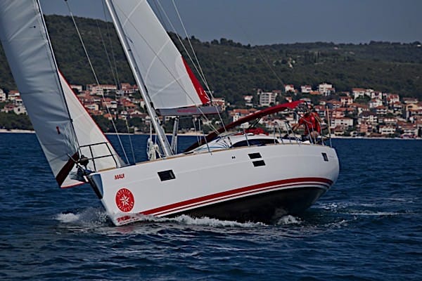 Segelb�ten Elan 45 kr�nger med fulla segel p� det Adriatiska havet